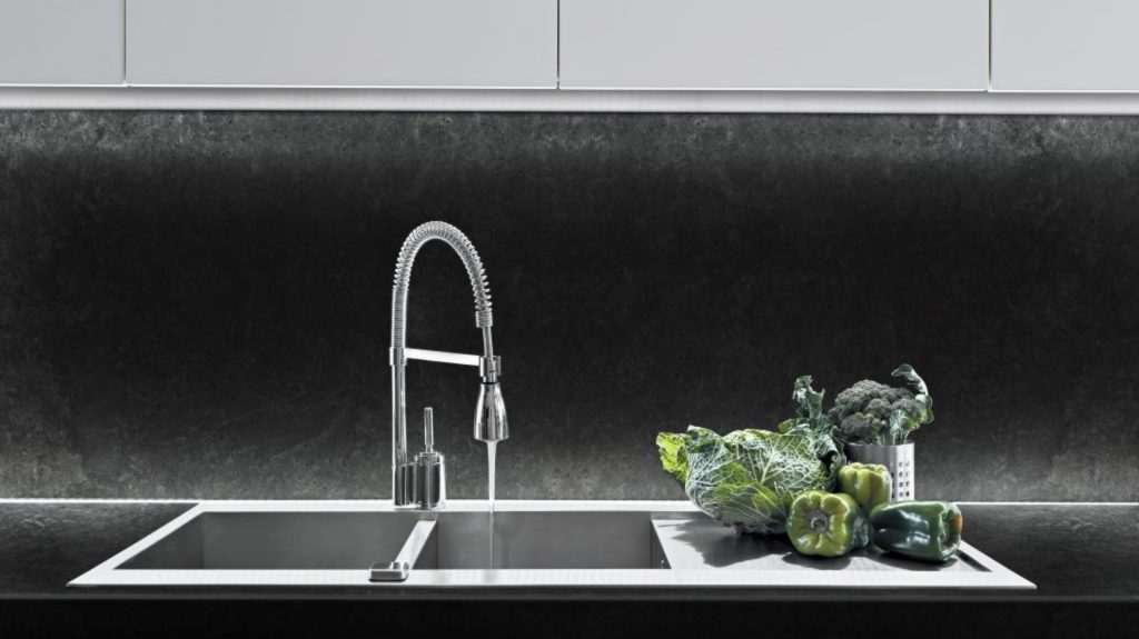 Чем отделать стену над кухонной столешницей?