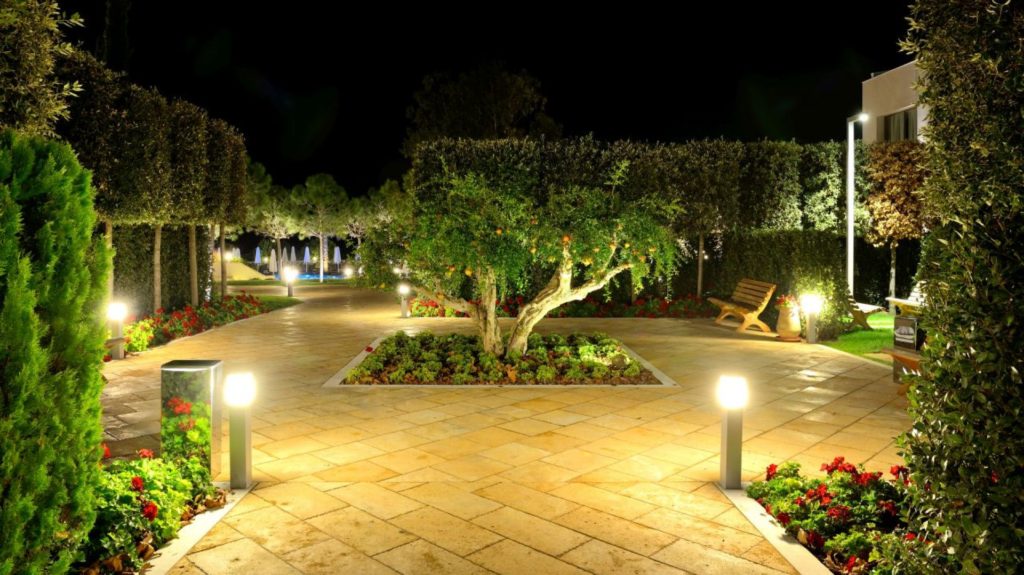 Хорошо освещенный сад - безопасный дом