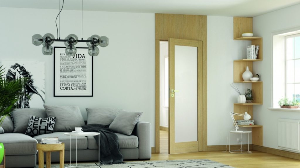 Деревянная дверь, утепляющая интерьер