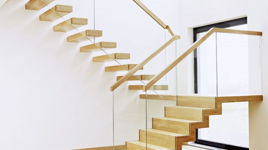 Дерево и стекло в внутренней лестнице