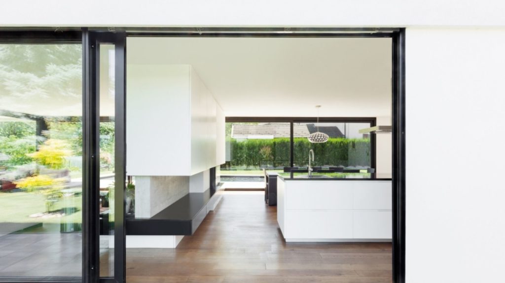 Большое остекление, открывающее интерьер в окружающую среду