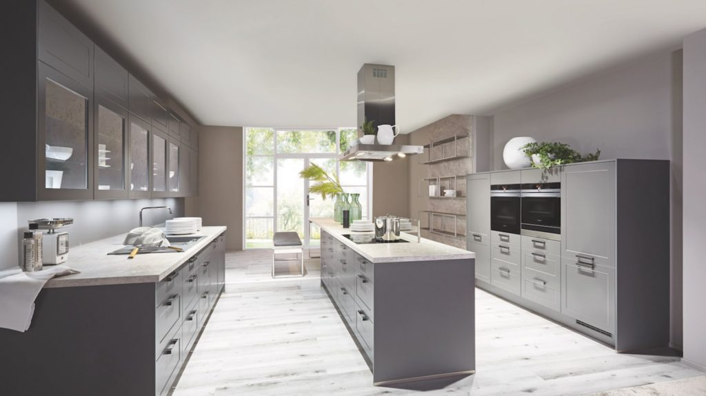 Кухня с высокими шкафами