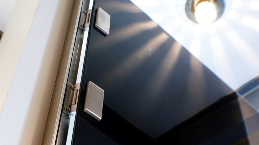 Стеклянная дверь