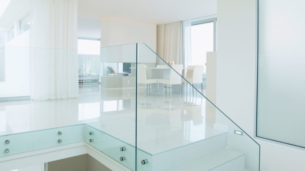 Внутренние стеклянные перила в домашних условиях
