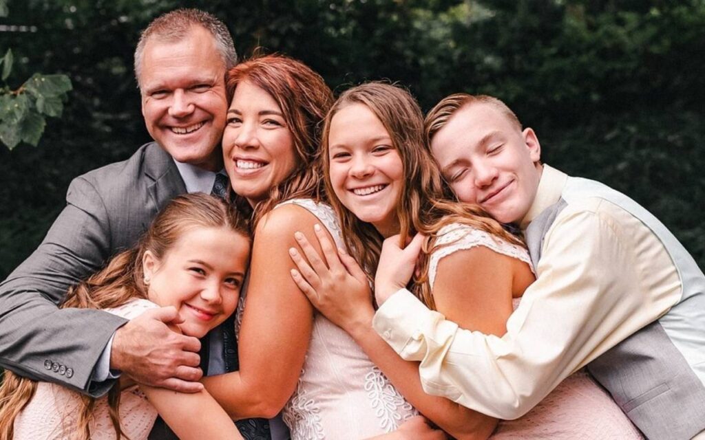 Выплаты детям до 18 лет в 2024 году