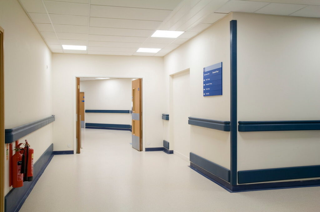 Пластиковая отбойная доска - надежная защита стен в медицинских учреждениях Пластиковая отбойная доска - надежная защита стен в медицинских учреждениях